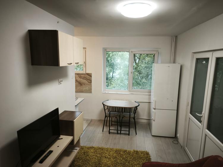Apartament cu 2 camere, etajul  3/4, zona Podu Ros