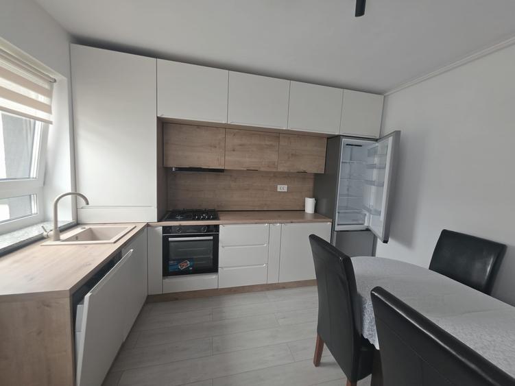 Vand apartament 3 camere si 2 bai zona Tractorul- Coresi cu parcare subterana
