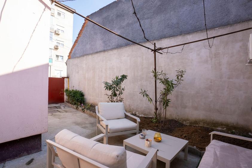 Casa cu 300 mp de teren , acces auto si dublu front in Nufarul