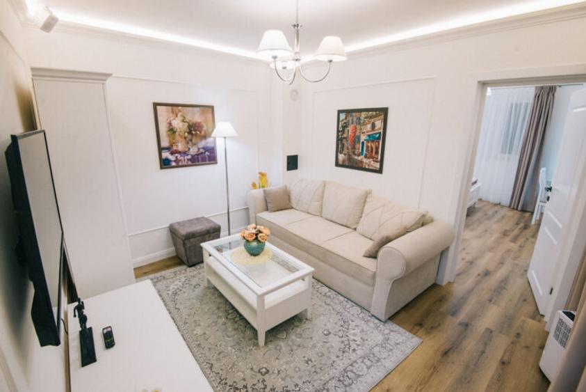 Casă renovată integral, 100 mp utili, curte 250 mp | Gruia - investitie