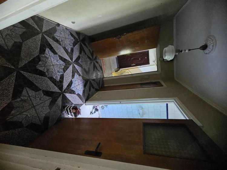 Vanzare apartament 3 camere, etaj 1, 64 mp, boxă, zona Trapezului