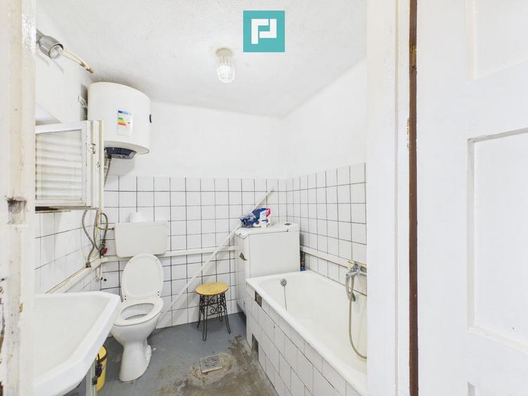 Casa în Cuvin la poalele dealului