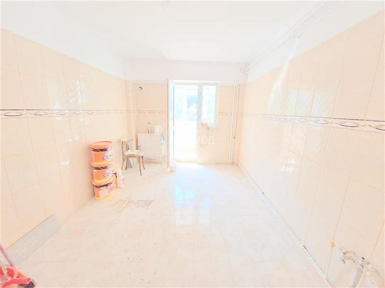 Apartament 3 decomandate, etaj 1, renovat, zona Ura