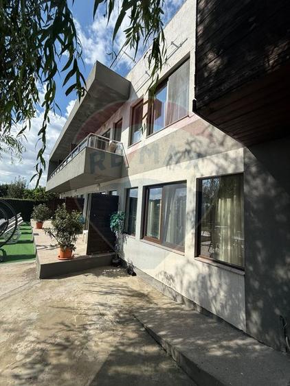 Pensiune cu 10 camere de vânzare- Corbu, jud. Constanta