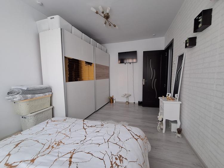 Apartament cu 3 camere-complet renovat-mobilat si utilat- Judetean