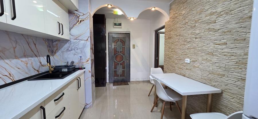 Apartament renovat cu 2 camere decomandat 50 mp etajul 2/8 Bd Mihai V