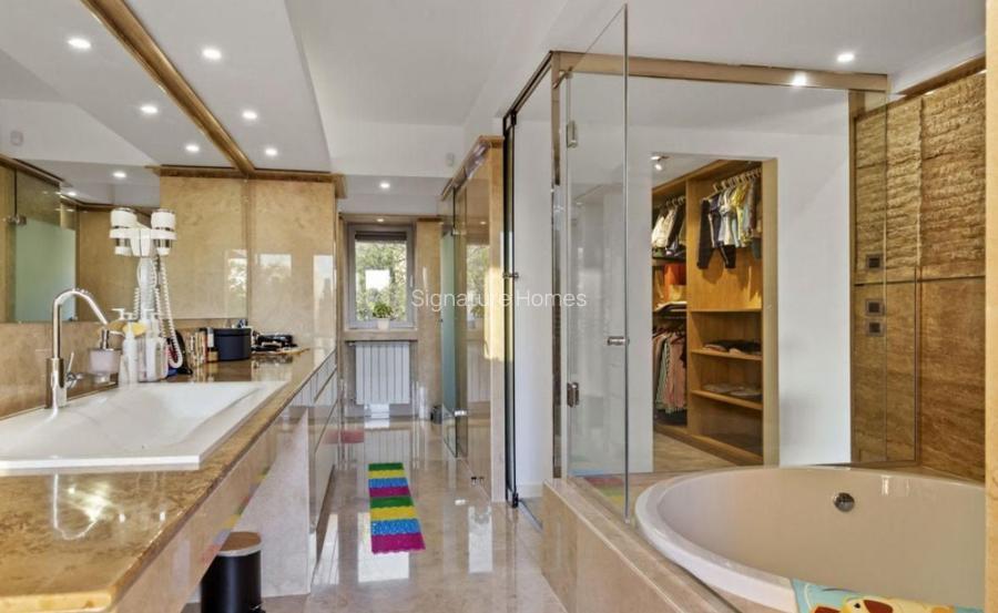 Vilă de autor pe malul Lacului Floreasca: Design iconic și piscină - 21