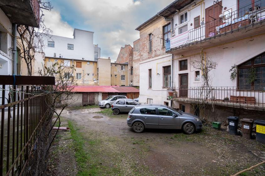 Apartament central de vânzare – la curte comună - Oradea