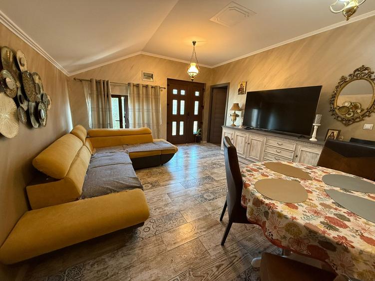 Spațiu comercial+locuință la mansardă,3 dormitoare, living,5 băi, teren 715 mp