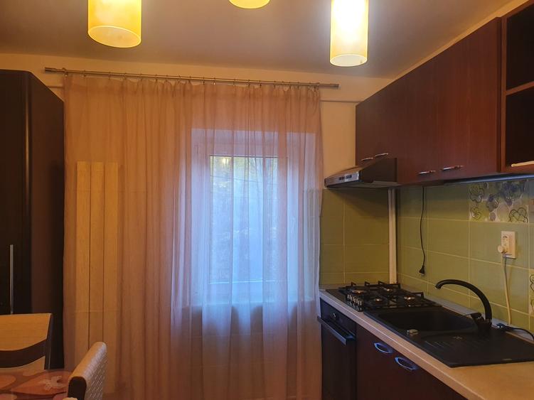 INCHIRIEZ apartament cu 3 camere TATARASI ( Metalurgiei )