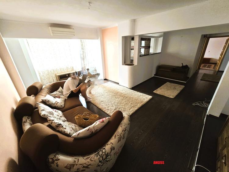 Apartament cu 3 camere str VICTORIEI
