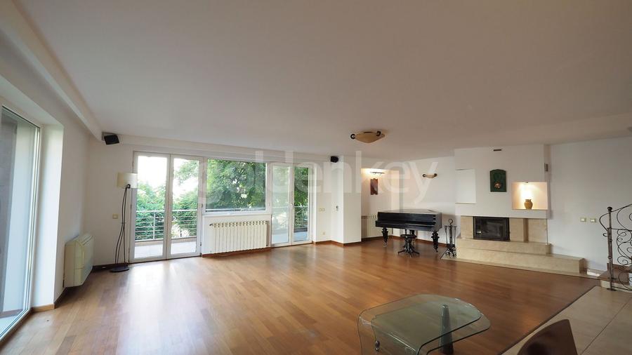 Vilă cu 7 camere, 5 bai | gradina 350mp, 2 garaje