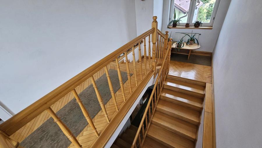 Cladire cu potential, teren 539mp, 12 camere, zona Gruia