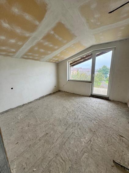 Casă semifinisată cu teren generos – 377 mp utili, 5754 mp teren – ideală pentru