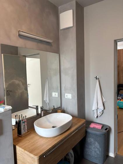 Apartament cu 3 camere semidecomandat în Florești