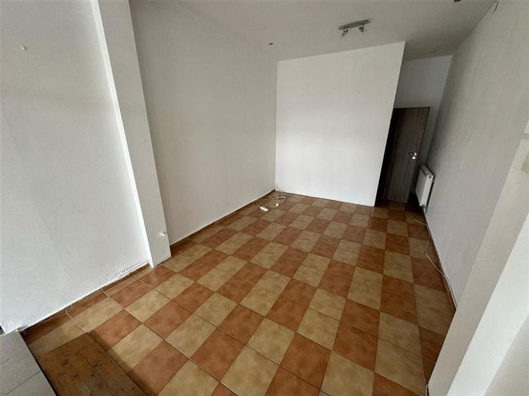 Sp comercial Teatru intersectie, zona 0, vitrina, 22 mp, pe colt
