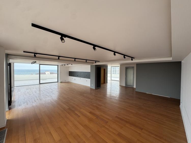 Penthouse langa plaja cu vedere la mare si terasa imensa