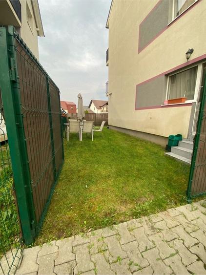 Apartament cu 3 camere 2 bai si curte individuala 74 mp în Șelimbăr