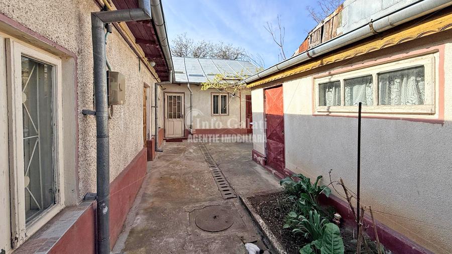 | Casa 2 camere | Curte: 134 mp + Garaj | Strada Cezar |