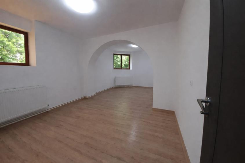 Garsoniera-demisol inalt-zona Banu Manta