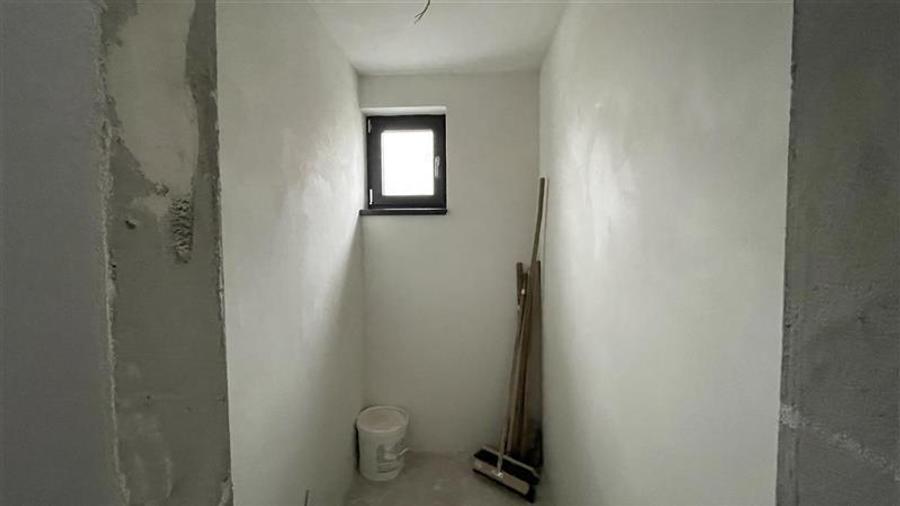 Apartament cu 3 camere la stadiul semifinisat cu loc de parcare inclus, in Crist