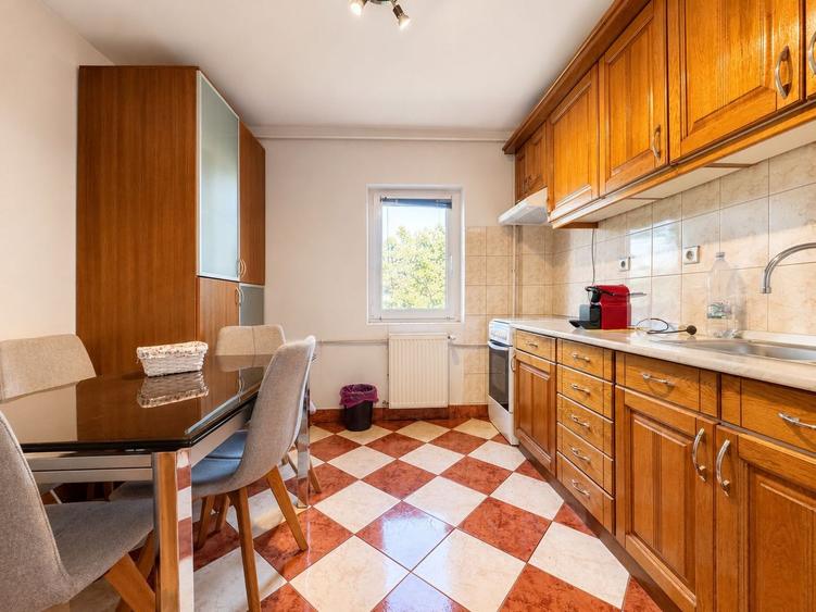 Apartament 4 camere decomandat, 2 băi, 2 balcoane