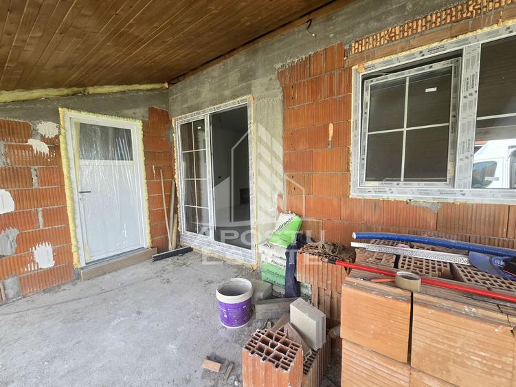 Jumatate de duplex pe parter cu 4 camere si 2 bai, Sag