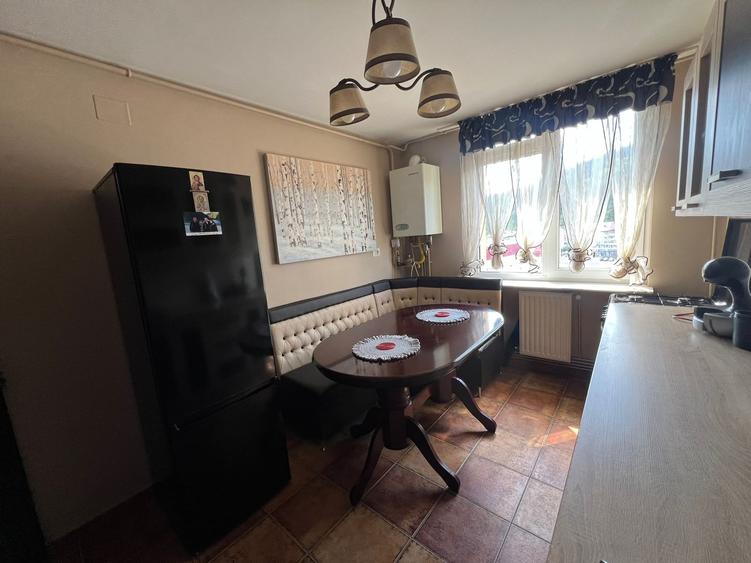 Apartament renovat complet, 69 mp, etaj 8 – Zona Semiluna, Dărmănești