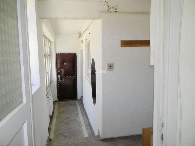 Proprietate cu 2 hale si casa la inchiriat,teren 1350mp - 18