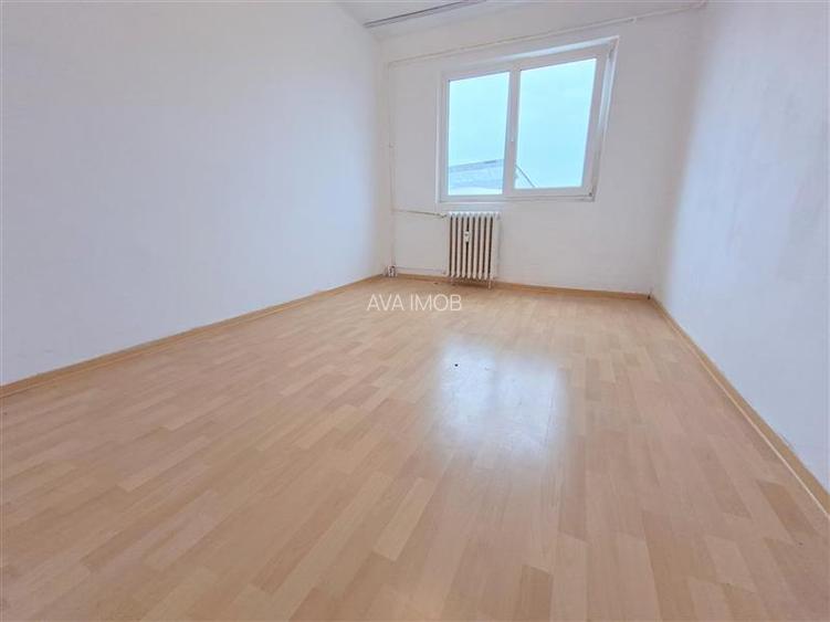 Apartament 3 camere semidecomandat, zona Milcov - 16