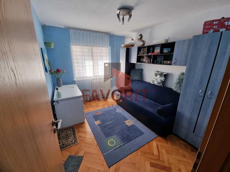 Apartament 3 camere decomandat, zona Aradului