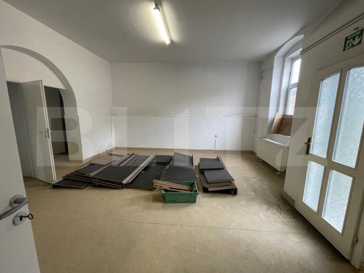 Spatiu comercial + Apartament, , zona Semicentrala