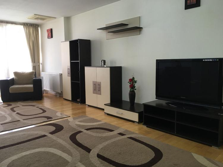Inchiriez (ofer) apartament 3 camere decomandat , zona centrala , cu parcare