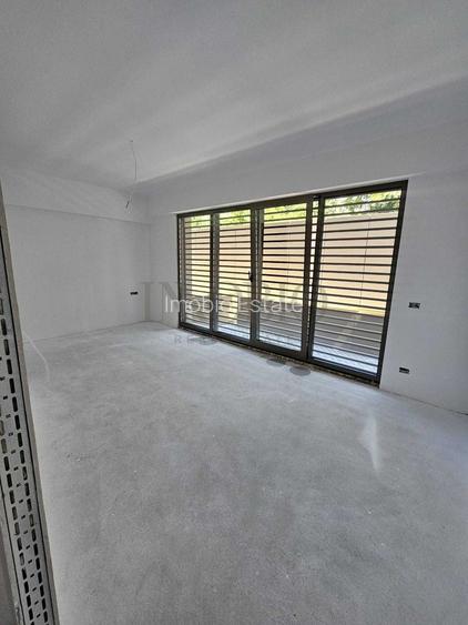 Spatiu comercial | 2 locuri de parcare | Prima inchiriere | Victoriei - 3