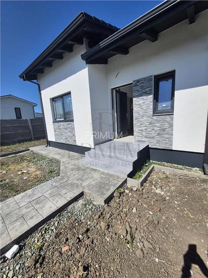 Duplex pe parter - 2 dormitoare - 3 bai ( o baie pe terasa ) - zona in plina dez - 8