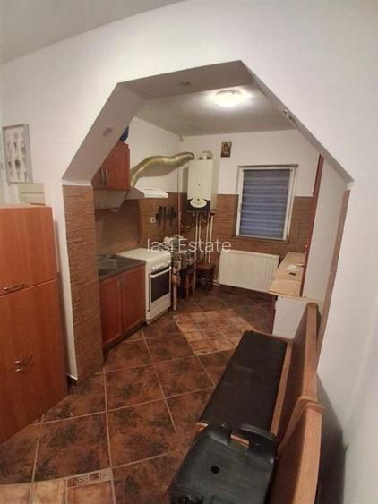Apartament spatios cu 4 camere, decomandat, la parter - Galata - 2