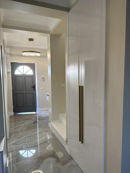 Margine de triplex : 5 camere, 3 bai,2 dressinguri,bucatarie, balcon,terasa.