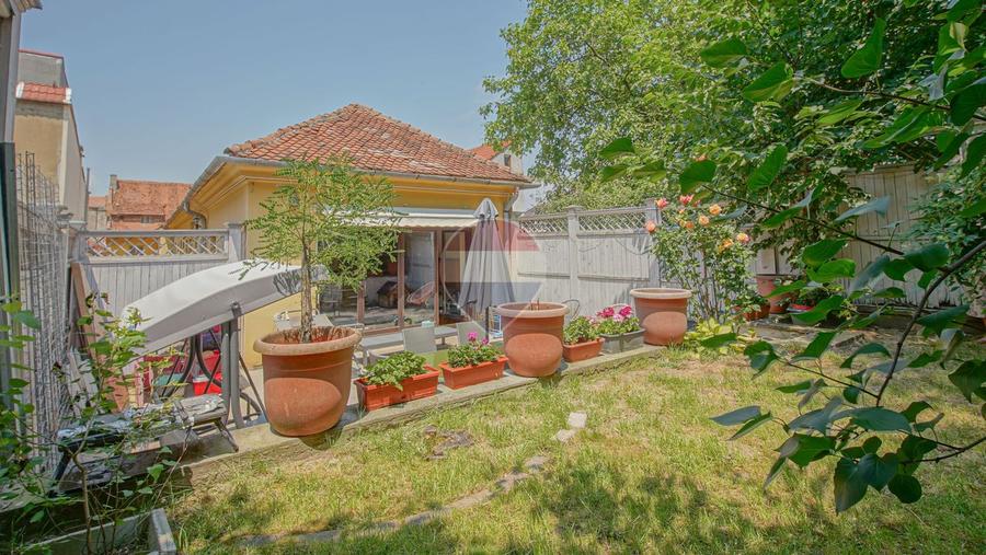 3 camere în Centrul Istoric: 90 mp, curte privată și vedere spre Tampa