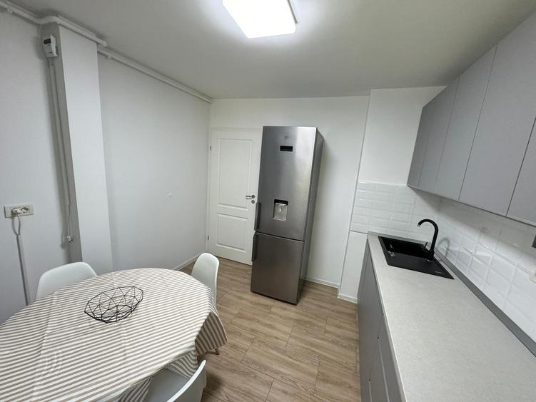 2 camere decomandat, renovat | Etaj 1/4 | Parcare inclusă | Mobilat și utilat