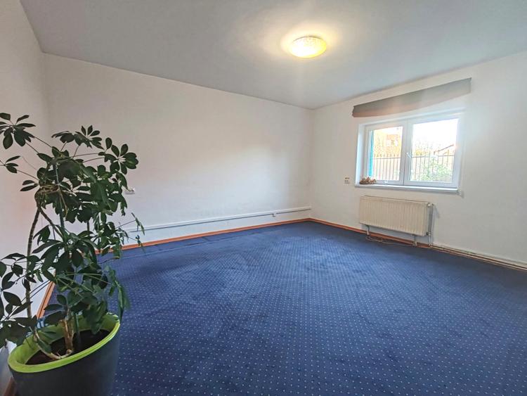 Casă 8 camere, curte generoasă