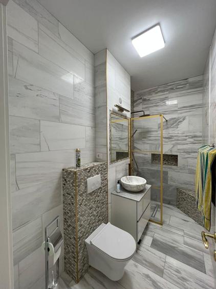 Penthouse mobilat lux , vedere frontală la mare