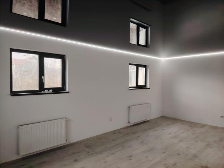 Casa mare, luminoasa, spatioasa cu 5 camere, doua bai, 400 mp teren, Bucium