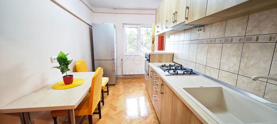 Apartament mare, decomandat, bucatarie separata. PET FRIENDLY.
