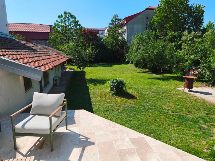 Casă de vânzare cu grădină amenajată (teren 722 m²)