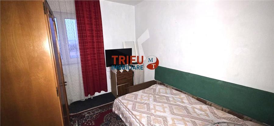 Apartament 4 camere semidecomandat etaj 8 zona Bulevard Cetate