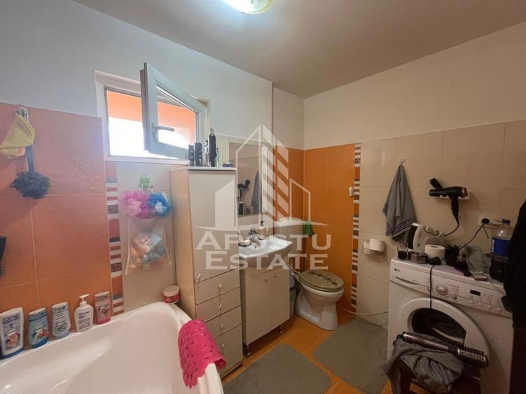 Jumatate de duplex  cu 4 camere si 2 bai, decomandat situat in Utvin
