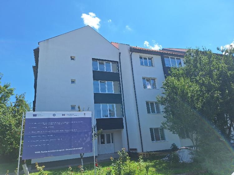 Vând apartament 3 camere și 7 dependițe, decomandat, bloc reabilitat + garaj