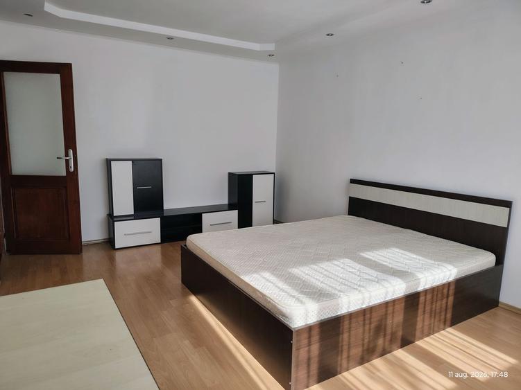 Închiriez 2 camere Str. Onestilor. Pret 300 euro. Comision 50%.