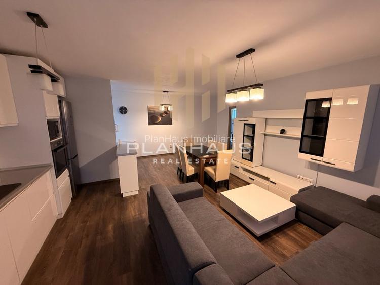 Apartament decomandat, 2 camere, balcon spațios de 7 mp și parcare subterană