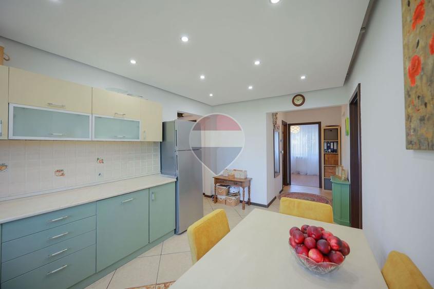 De vânzare apartament cu 4 camere și un loc de parcare, în Rogerius